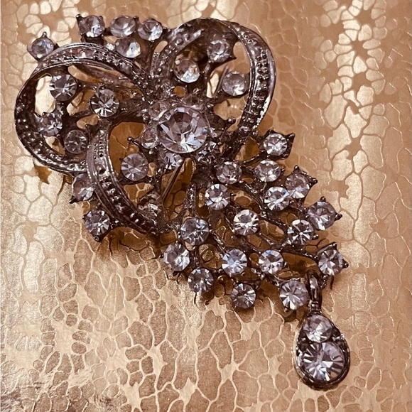 Beautiful Vintage Rhinestone silver tone brooch pendant in leaf pattern - Picture 4 of 7